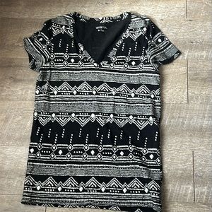 Merona Women’s Short‎ Sleeve V-Neck Top , Black & White Aztec Print Medium